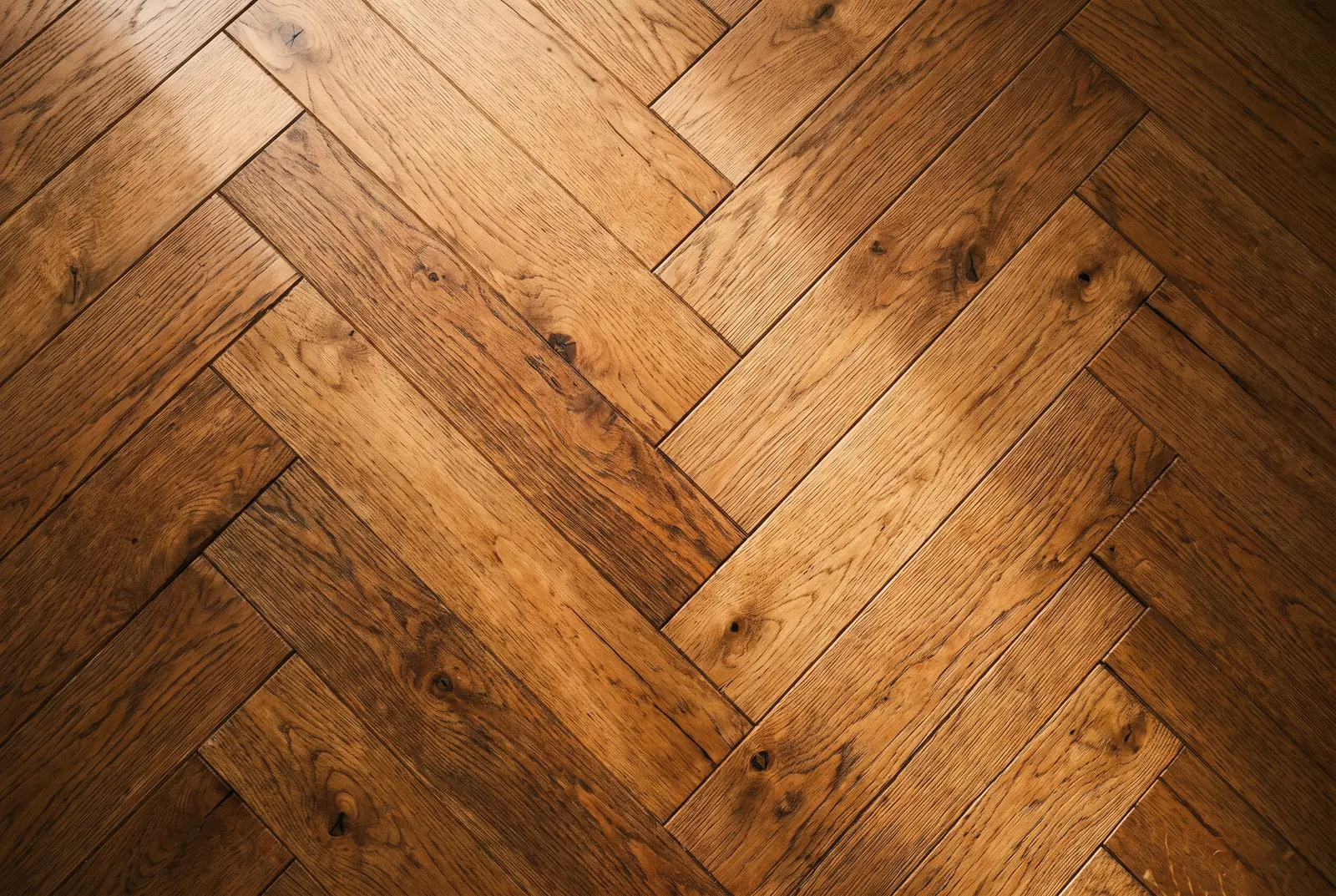 Macrotextuur van eiken visgraatparket met strijklicht over de planken