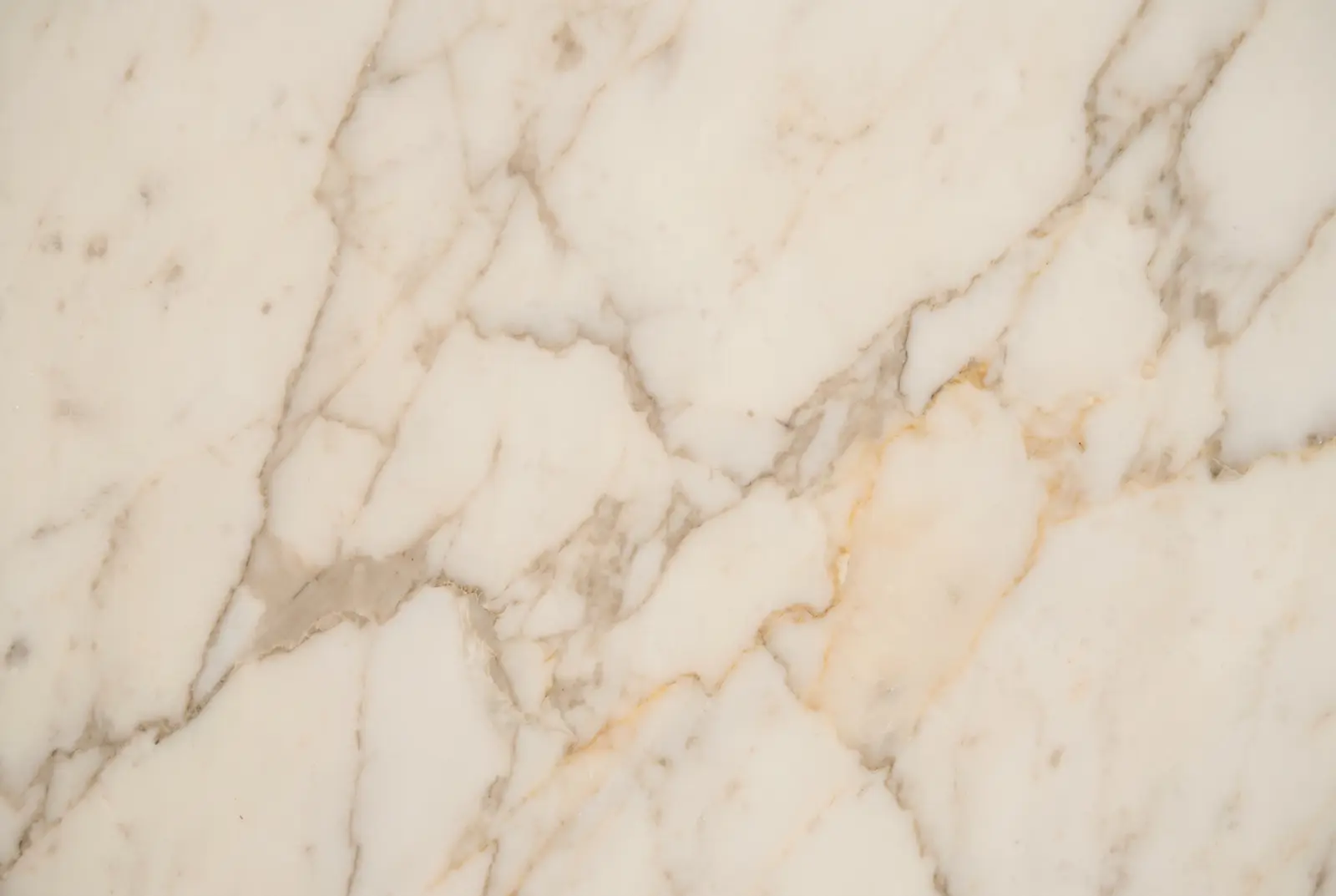 Macrotextuur van gezoet crème marmer met taupe en goudkleurige adering